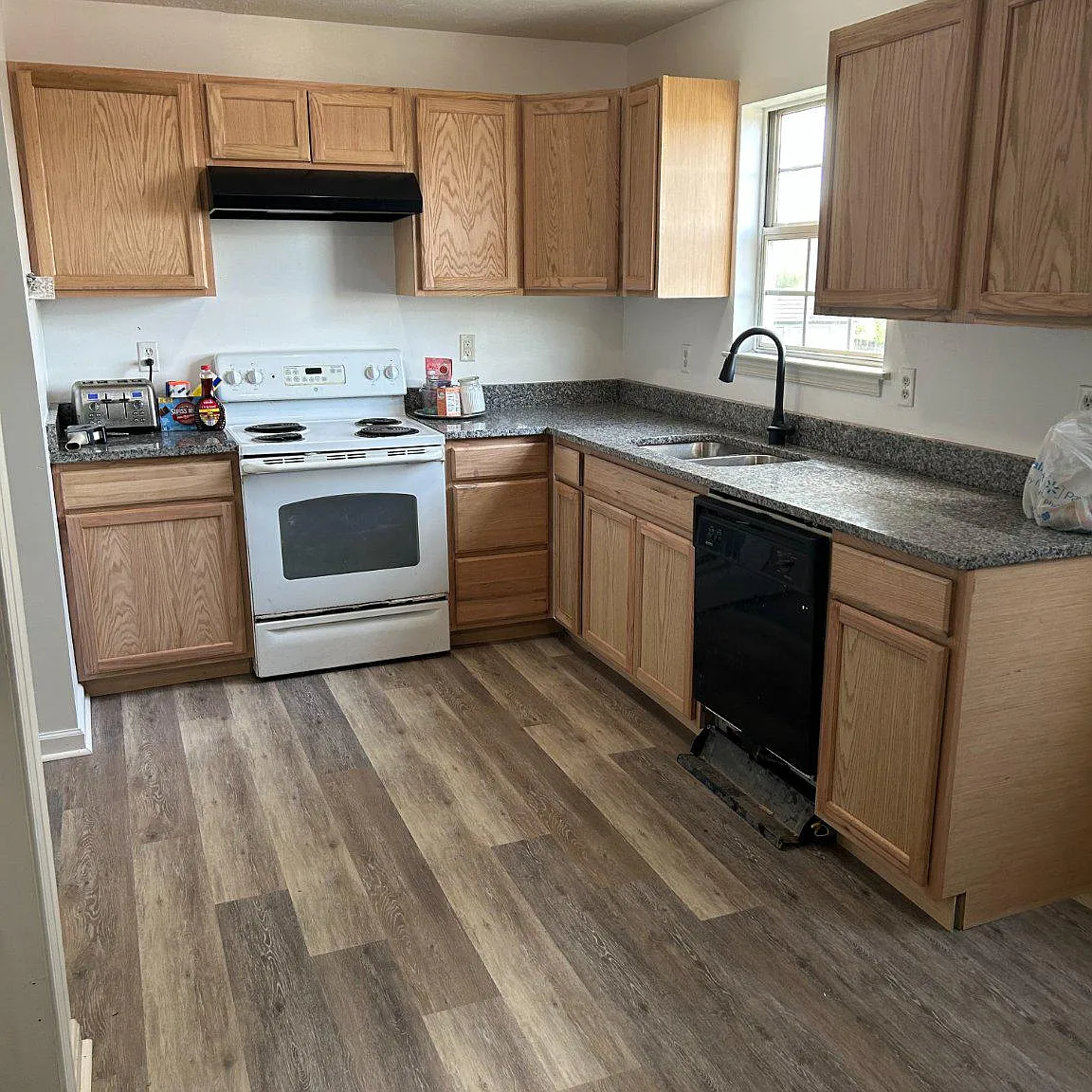3 bed, 1.5 bath, 1174 sqft, $1,695 — Photo 2