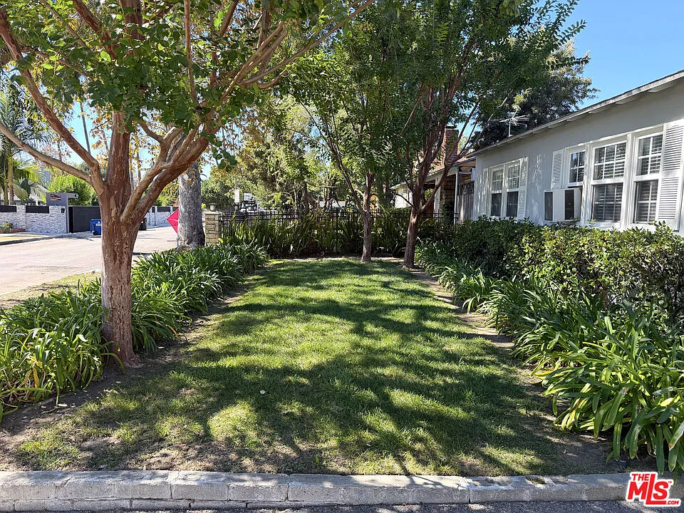 2 bed, 2.0 bath, 1172 sqft, $4,450 — Photo 2