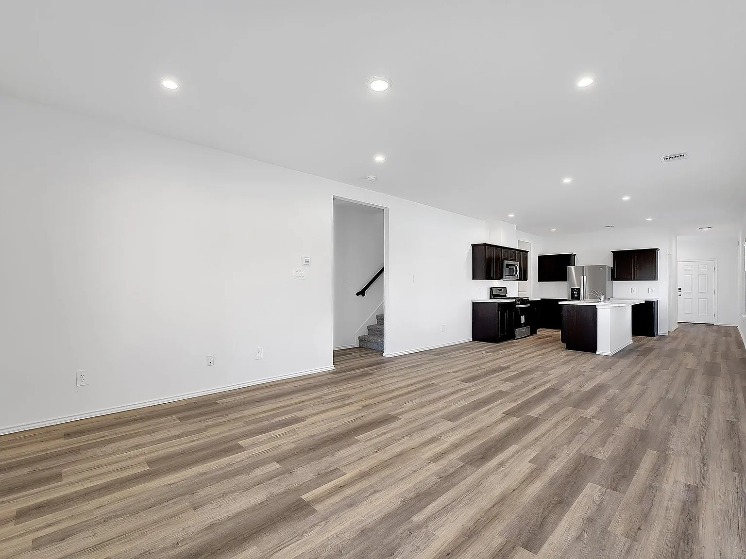 4 bed, 2.5 bath, 2276 sqft, $2,500 — Photo 2
