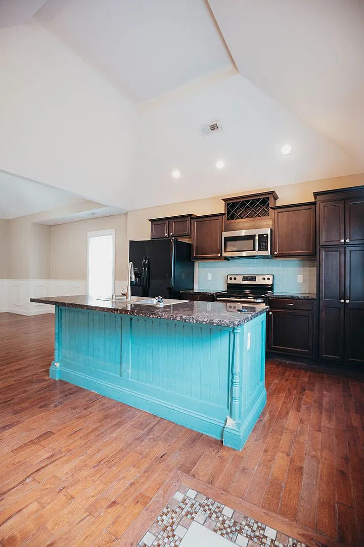 Walnut 1046 — Photo 1