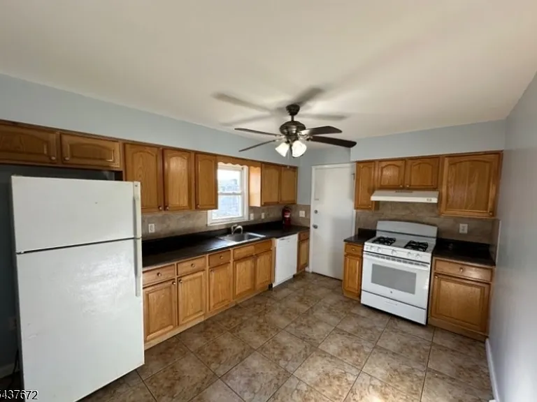 850 Dewey St — Photo 2