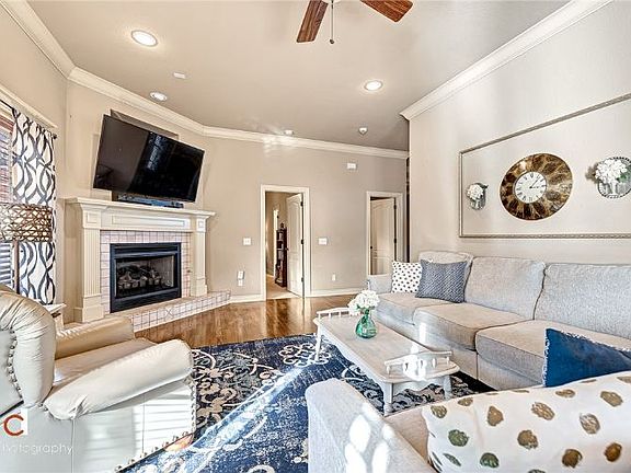 5th image of 712 SW Sterling Pl