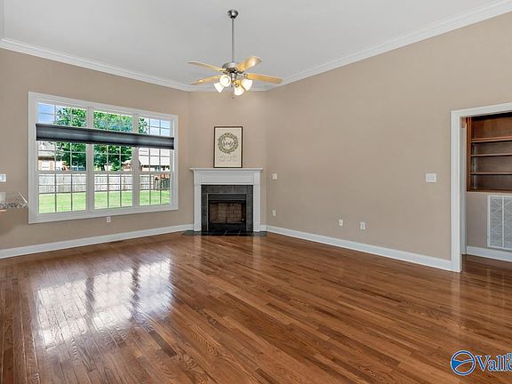 3rd image of 208 Wainscott Dr