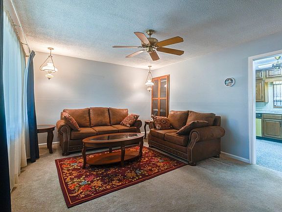 3rd image of 905 Windsor Dr