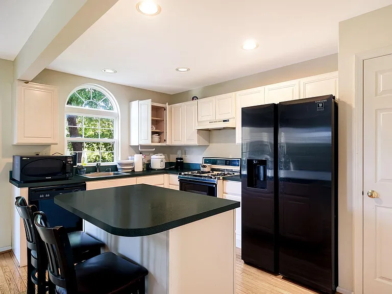 137 Weybridge Dr — Photo 16