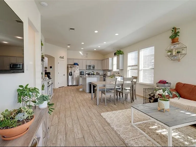 401 Duroc Dr — Photo 4