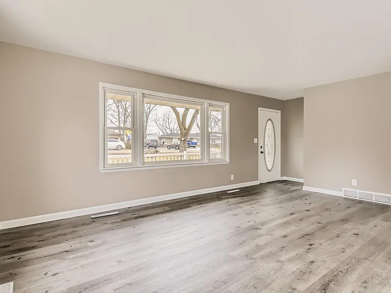 120 Roberts Rd — Photo 4