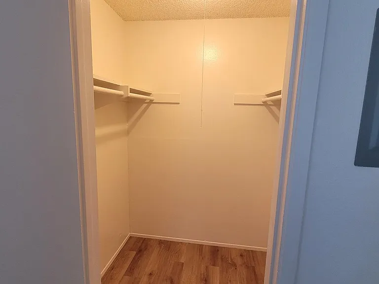 Hallmark Apartment — Photo 9