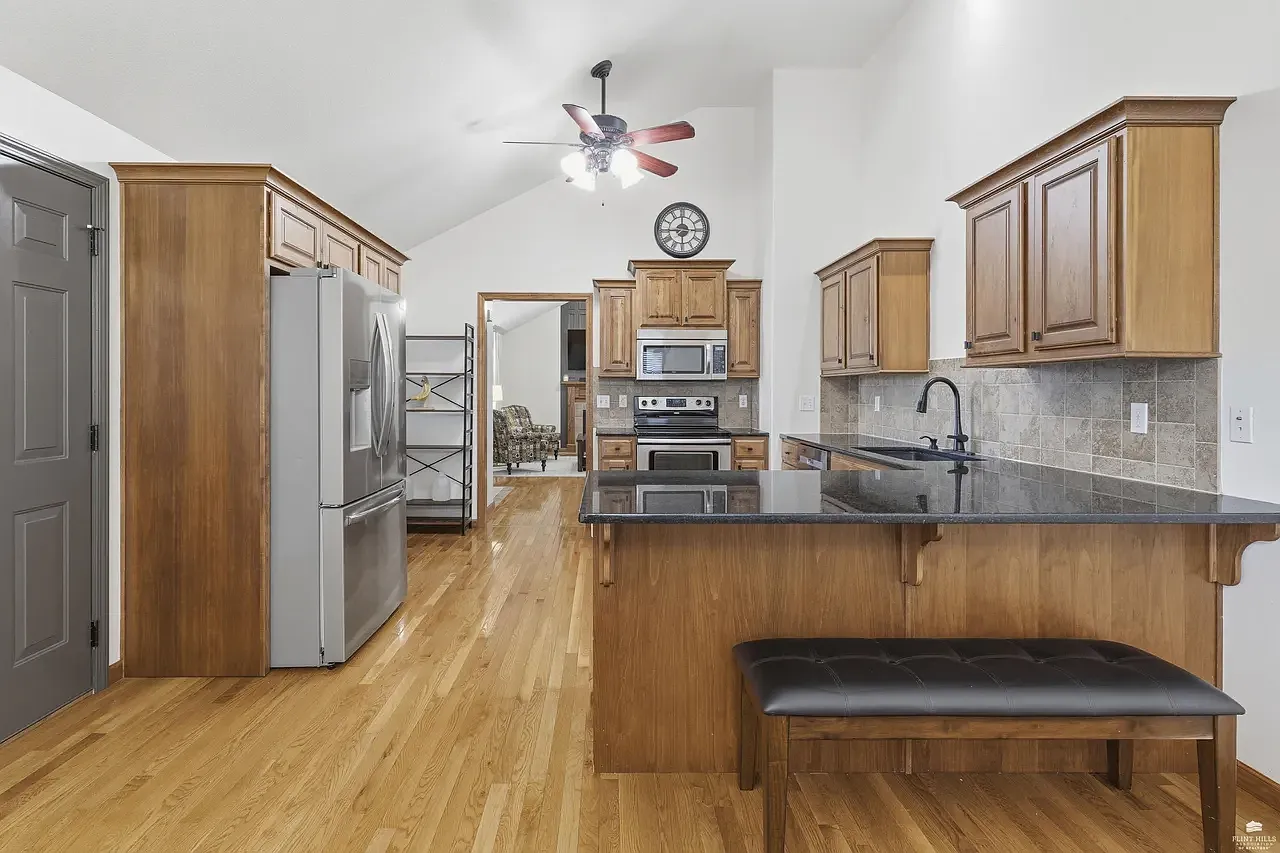 5 bed, 3140 sqft, $2,850 — Photo 2