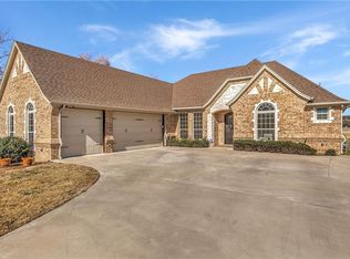 1100 W Scandinavian Ct, Granbury, TX 76048