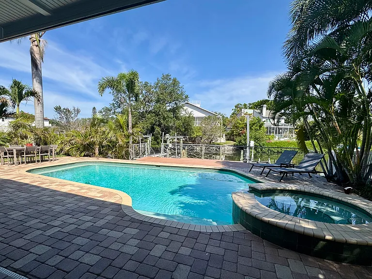 638 Geneva Pl — Photo 15