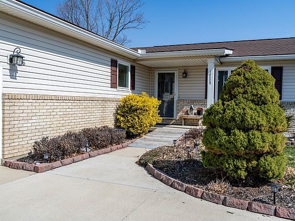 4th image of 136 Country Manor Dr SE