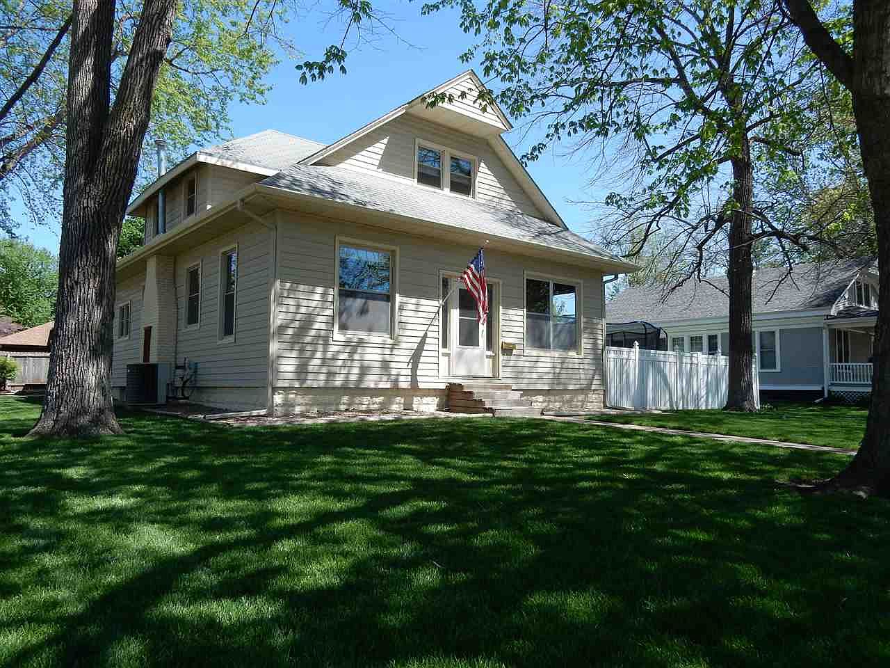 822 N 12th St Beatrice NE 68310 Zillow