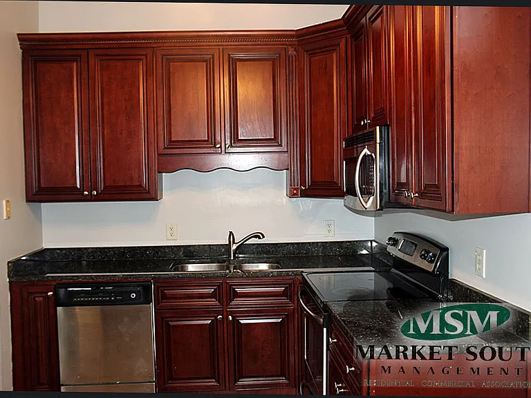 402 E 32nd St — Photo 2