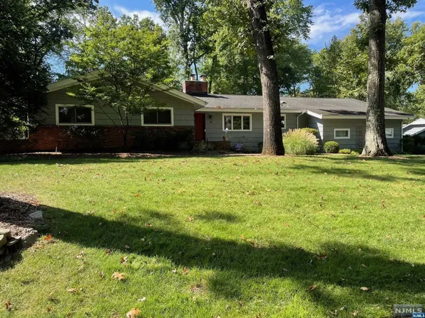 33 Crescent Bnd, Allendale, NJ 07401