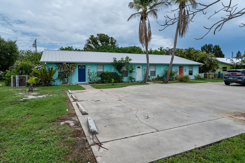 Modern 2 Bed / 1 Bath Unit in Hobe Sound | $2450 | Available 09/02 — Photo 4