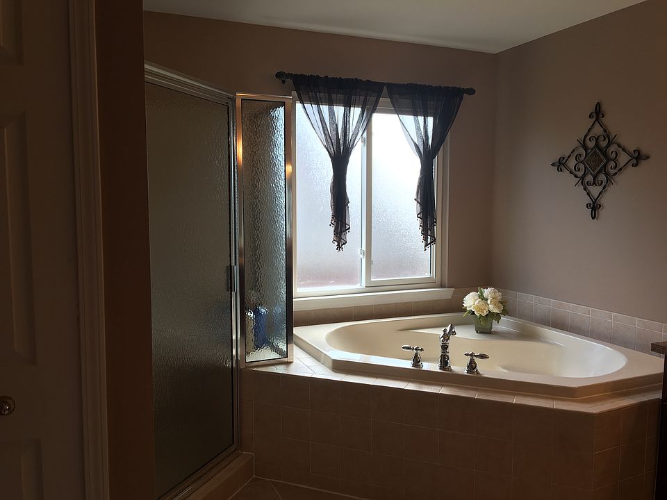 Master Bath w/jacuzzi tub