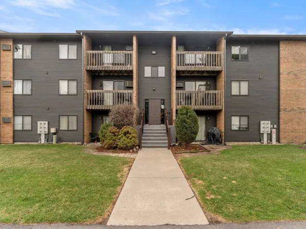 651 Virginia Rd, Crystal Lake, IL