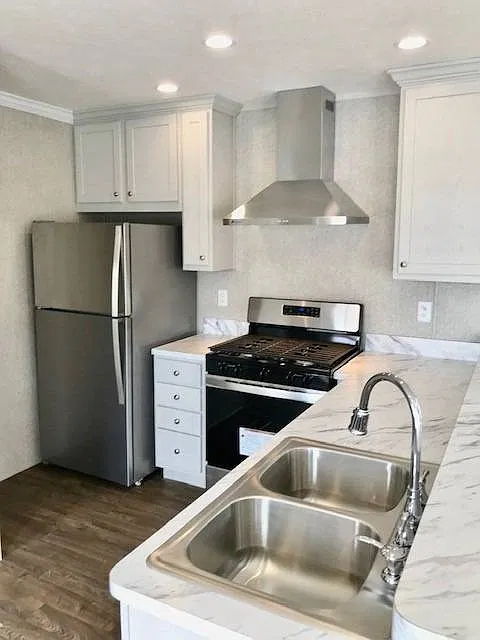 8009 Hamilton Ave — Photo 1