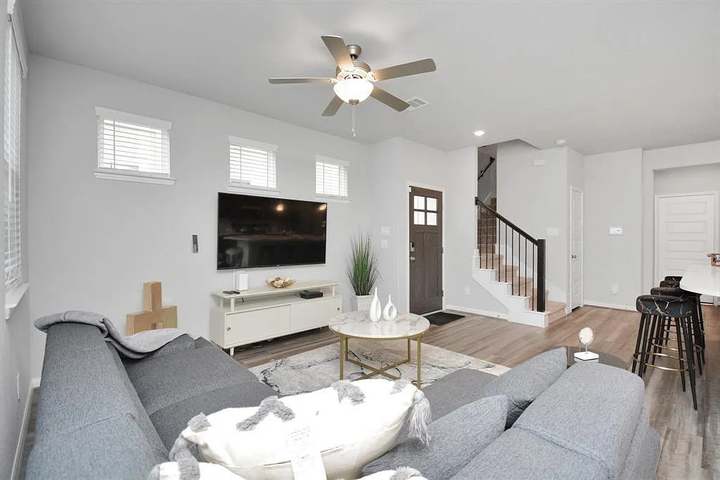 3 bed, 2.5 bath, 1939 sqft, $2,600 — Photo 4