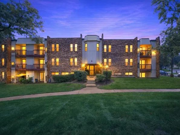 2214 Country Club Dr APT 21A, Woodridge, IL 60517