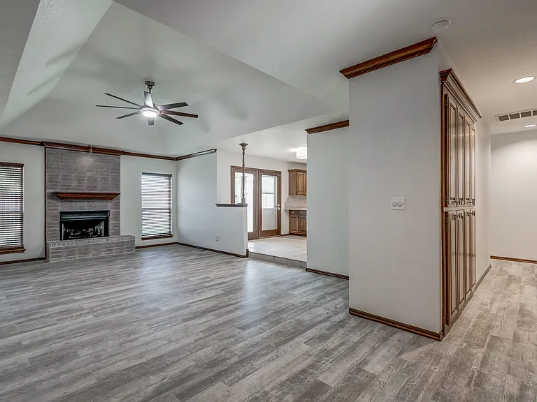 1817 Victoria Dr — Photo 7