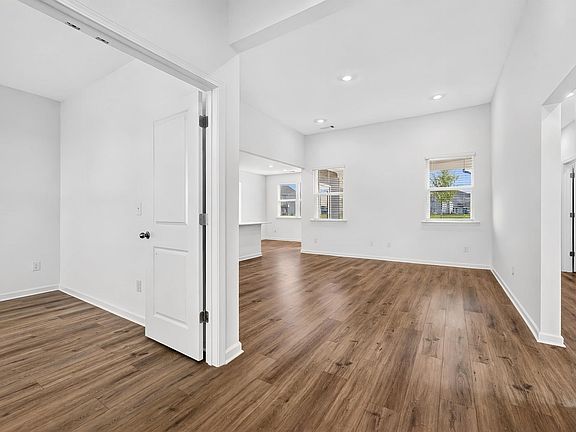 4th image of 114 Fern Creek Way