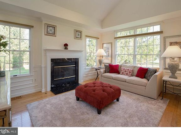 4th image of 111 Saint Clair Ct