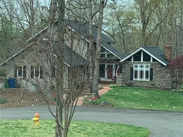 376 Pineview Dr, Mount Airy, NC 27030