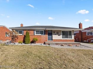 1809 W Longmeadow Rd, Trenton, MI 48183