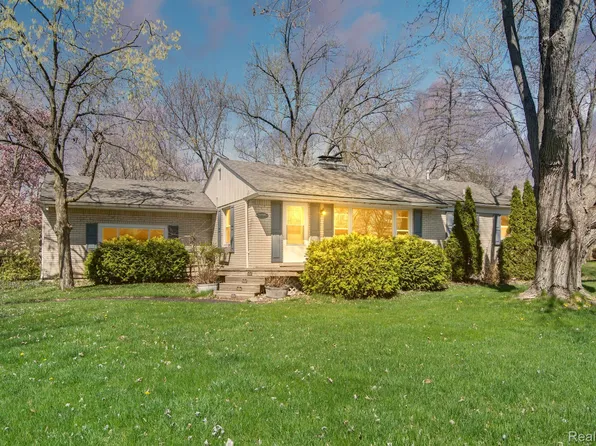 24399 Springbrook Dr, Farmington Hills, MI 48336
