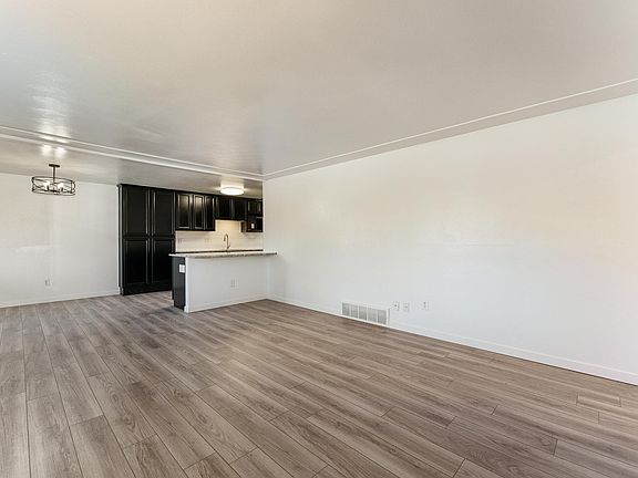 Large 17'x12' Living Room