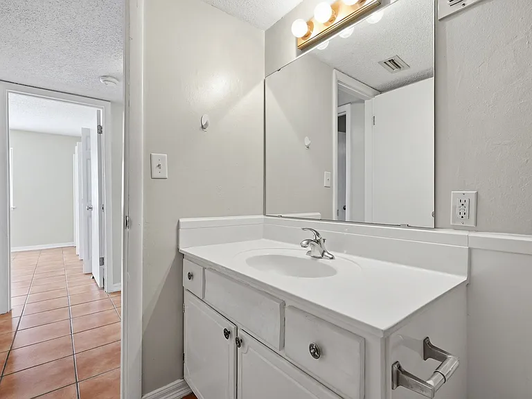 201 College Blvd E #11 — Photo 24