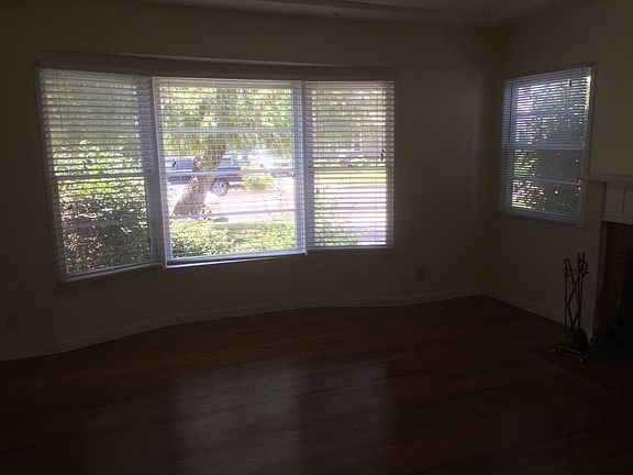4th image of 4538 Blackthorne Ave