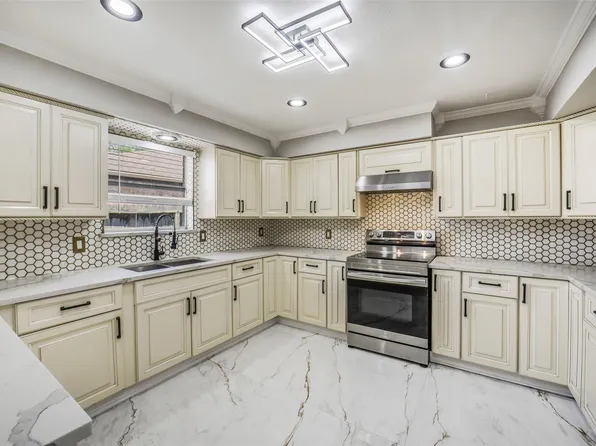 7834 Vickijohn Dr, Houston, TX 77071