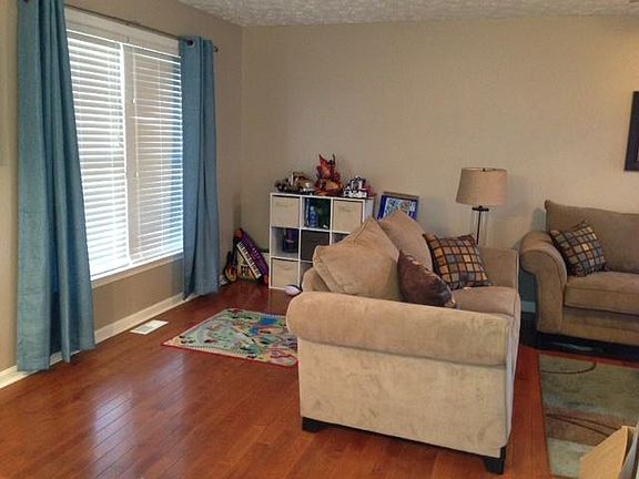 3rd image of 10630 Hamiltons Crossing Dr