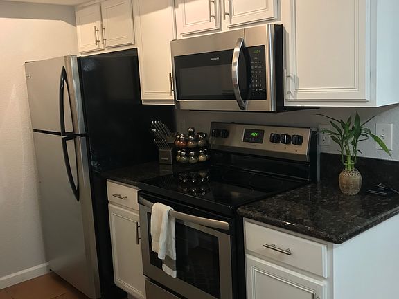 2nd image of 740 W Elm St Unit 111