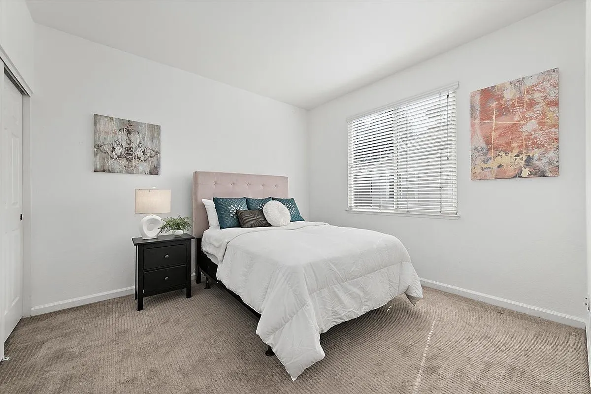 1 bed, 2.5 bath, 2266 sqft, $1,700 — Photo 3