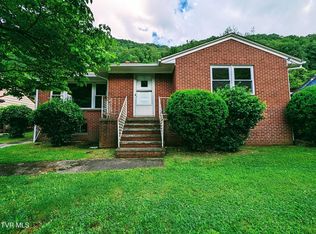1084 Russell Hill St, Grundy, VA 24614