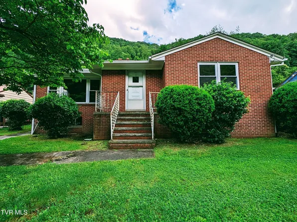 1084 Russell Hill St, Grundy, VA 24614