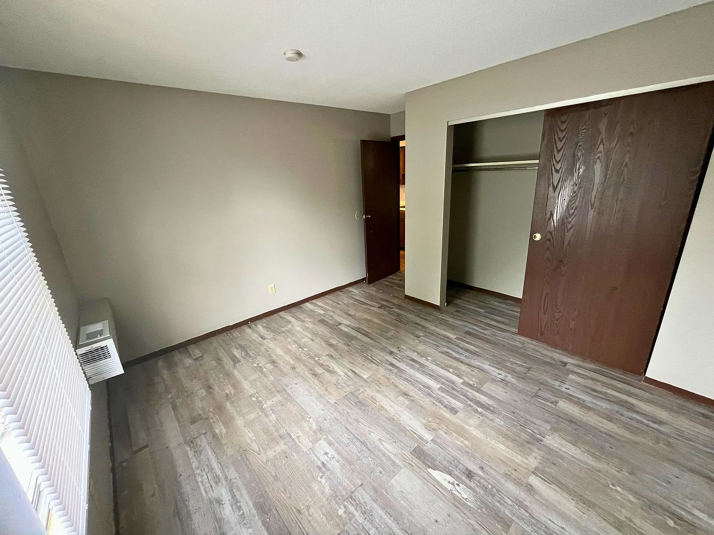 York Villa Apartments — Photo 4