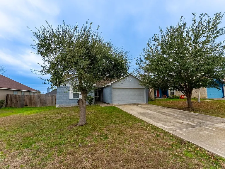 109 Granite Shoals Dr — Photo 2