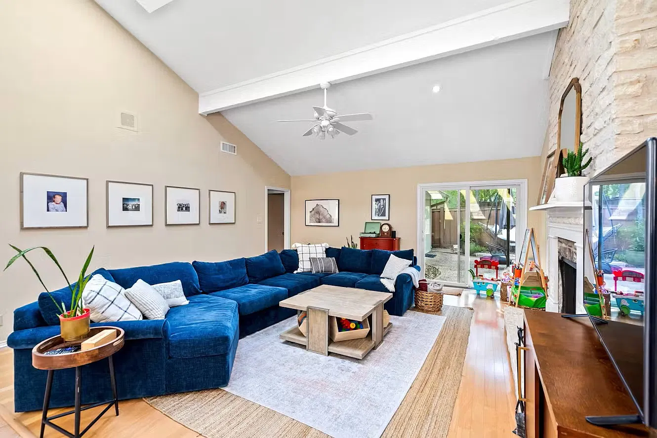 3 bed, 2092 sqft, $4,000 — Photo 1
