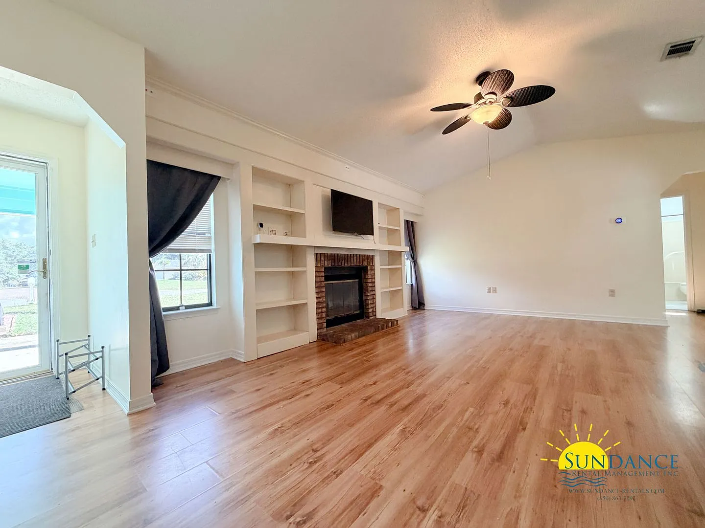 Stunning 3 Bedroom Home in Niceville with Whole-Home Generator! — Photo 3