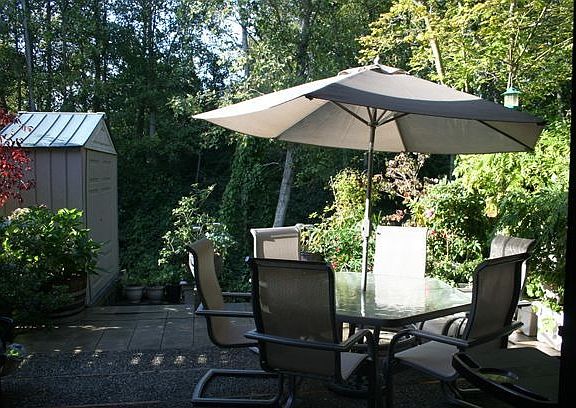 Beatuiful Back Yard on Creek and Green Belt