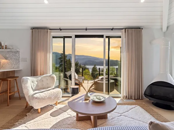 2375 Caledonia Ave, North Vancouver, BC V7G 1T8