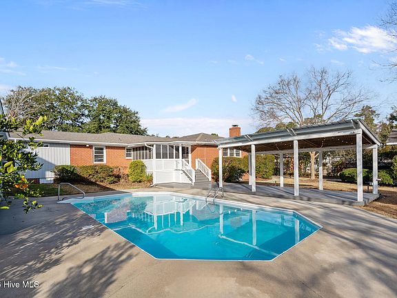 2nd image of 226 Oak Leaf Drive