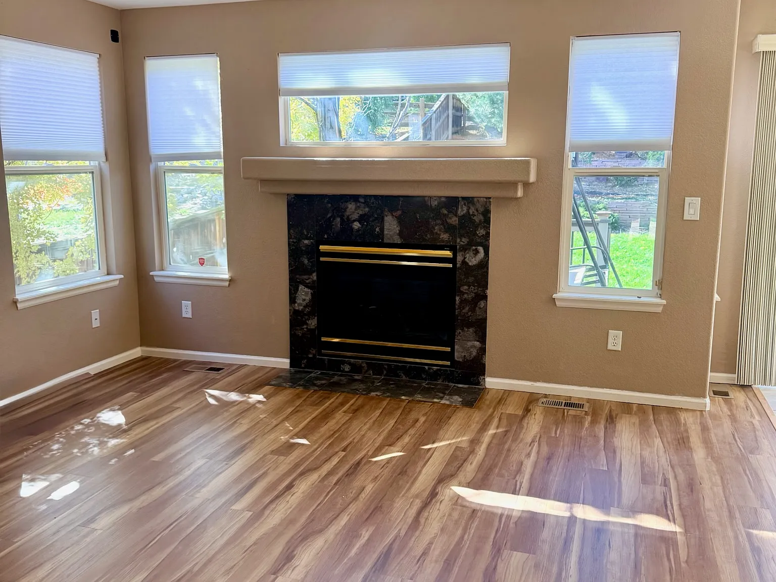 5 bed, 3.5 bath, 2011 sqft, $3,000 — Photo 3