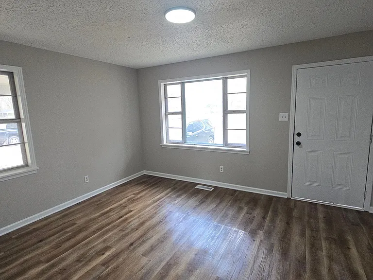 1496 E Jefferson St — Photo 6