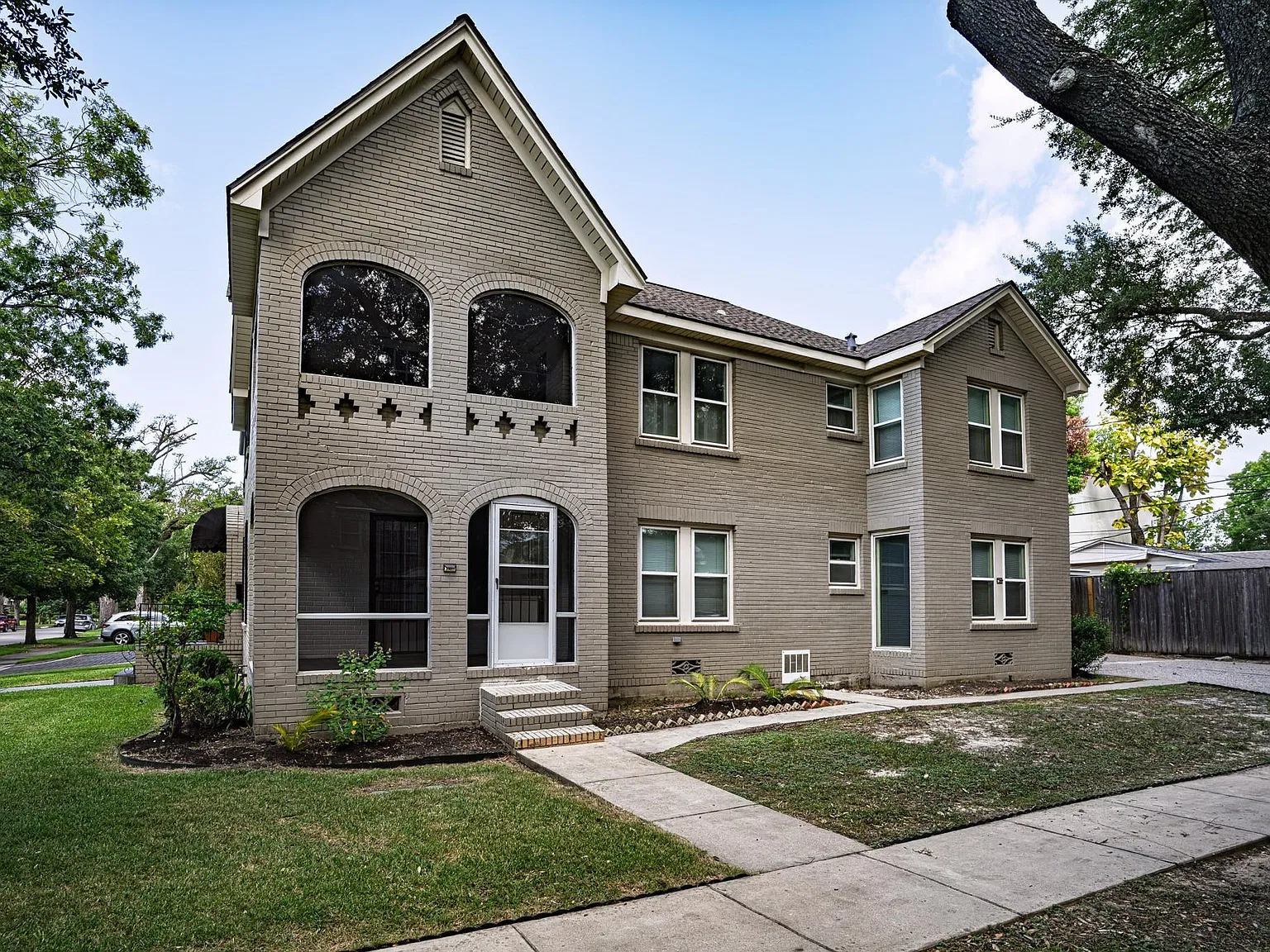 2 bed, 1.0 bath, 1409 sqft, $2,000 — Photo 2